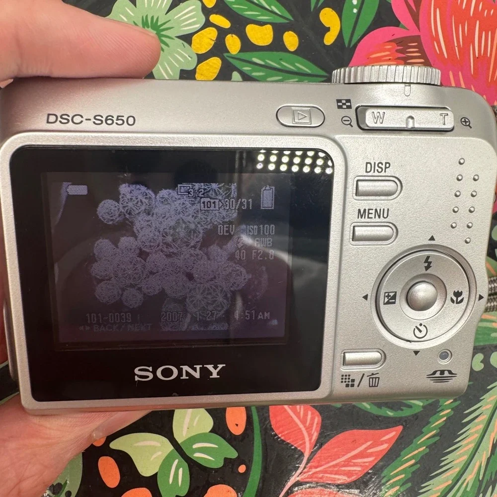 Sony Cyber-shot DSC-S650 7.2MP Digital Camera Silver 3x Optical Zoom Y2K Vtg Box